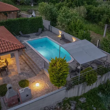 Holiday home Kuca Za Odmor Kapovci S Bazenom Brusici