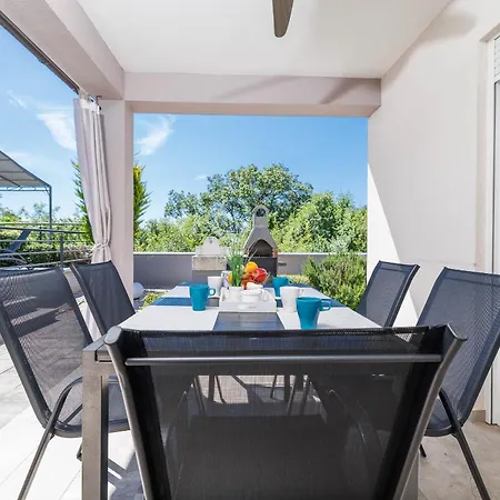 Holiday home Kuca Za Odmor Kapovci S Bazenom