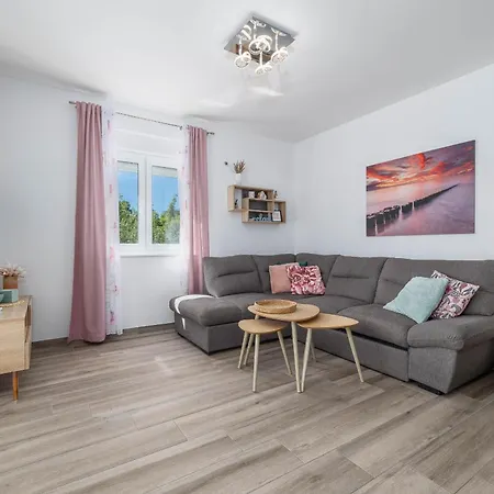 Holiday home Kuca Za Odmor Kapovci S Bazenom *