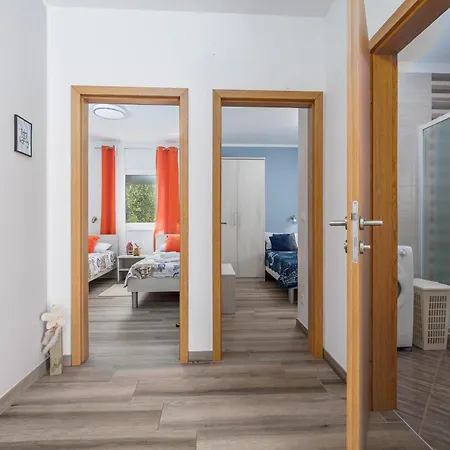 Holiday home Kuca Za Odmor Kapovci S Bazenom *