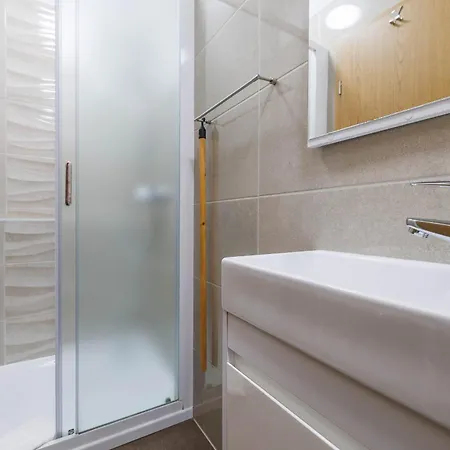 Holiday home Kuca Za Odmor Kapovci S Bazenom Brusici