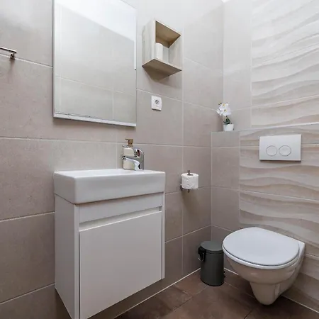 Holiday home Kuca Za Odmor Kapovci S Bazenom *