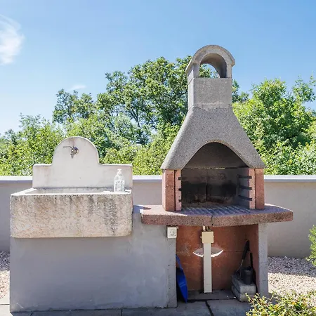 Holiday home Kuca Za Odmor Kapovci S Bazenom Brusici