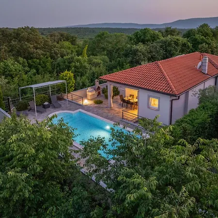 Kuca Za Odmor Kapovci S Bazenom Holiday home Brusici